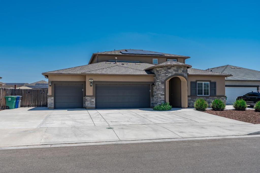 1381 Riverbank Dr, Madera, CA 93637