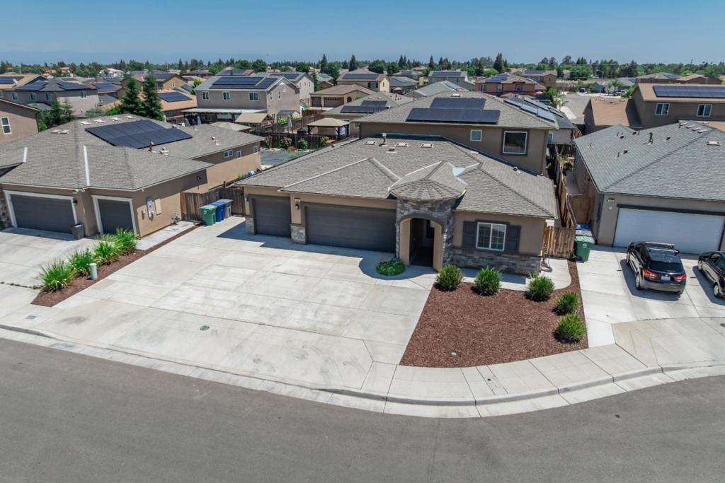 1381 Riverbank Dr, Madera, CA 93637
