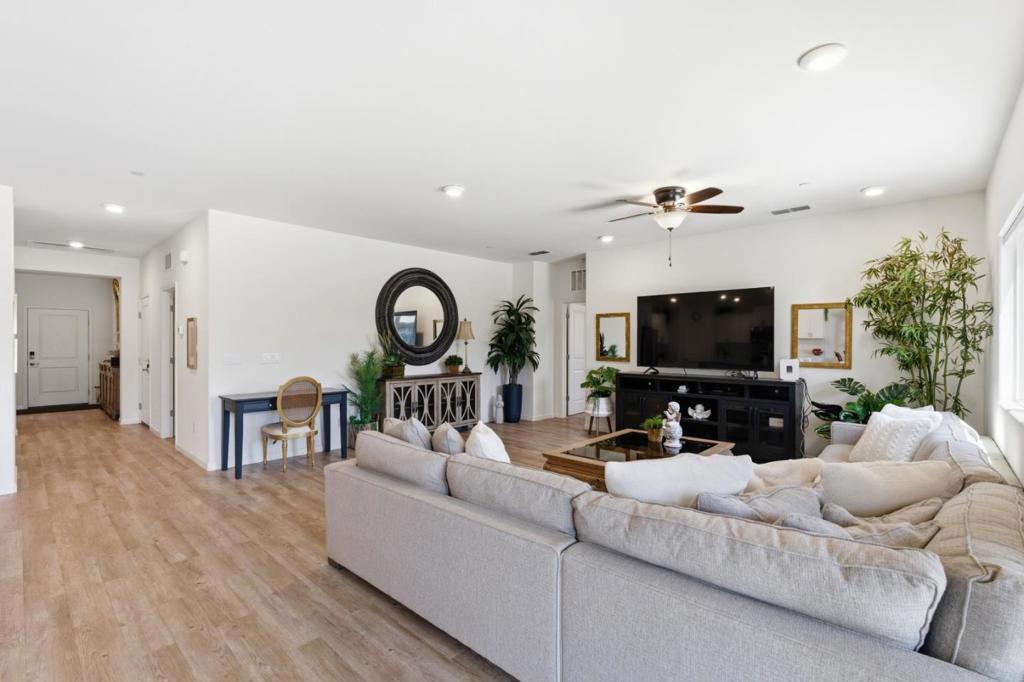 1381 Riverbank Dr, Madera, CA 93637