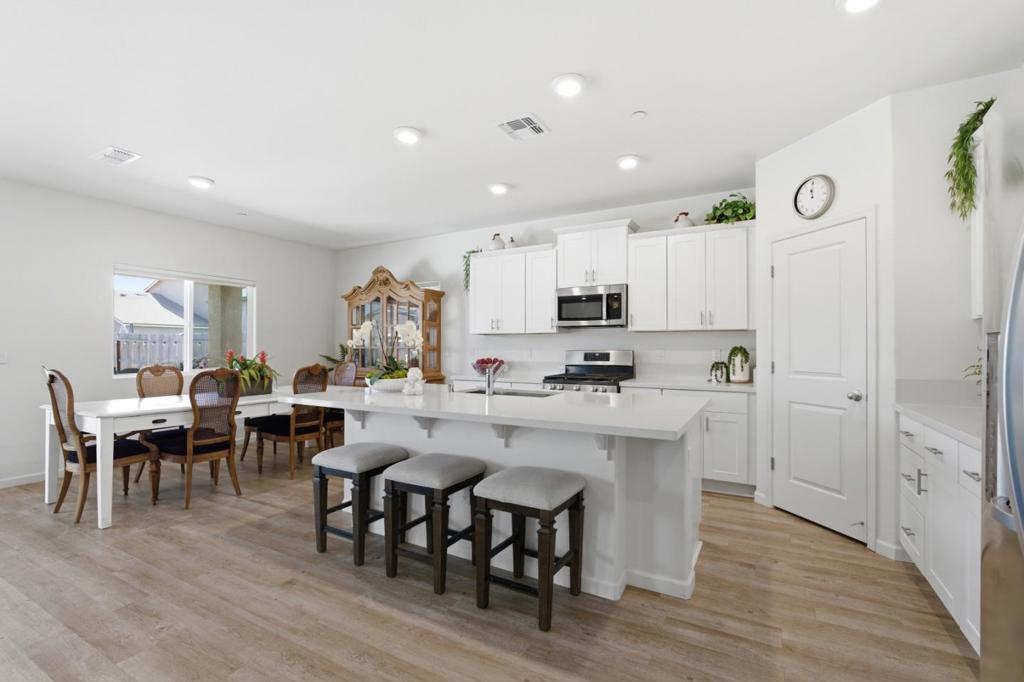 1381 Riverbank Dr, Madera, CA 93637