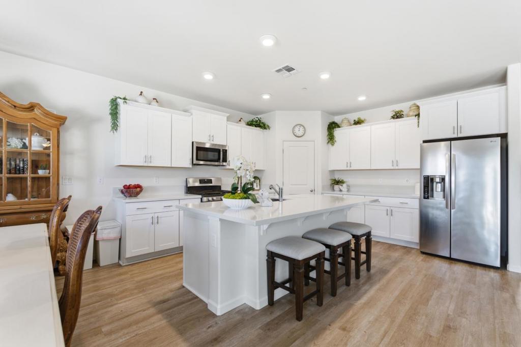 1381 Riverbank Dr, Madera, CA 93637