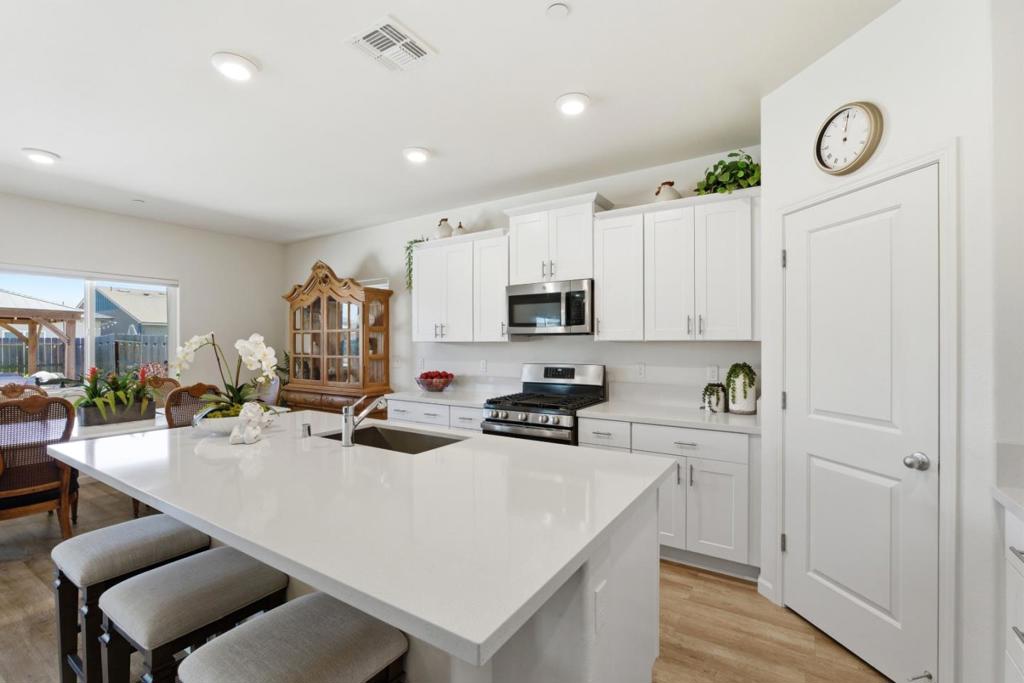 1381 Riverbank Dr, Madera, CA 93637