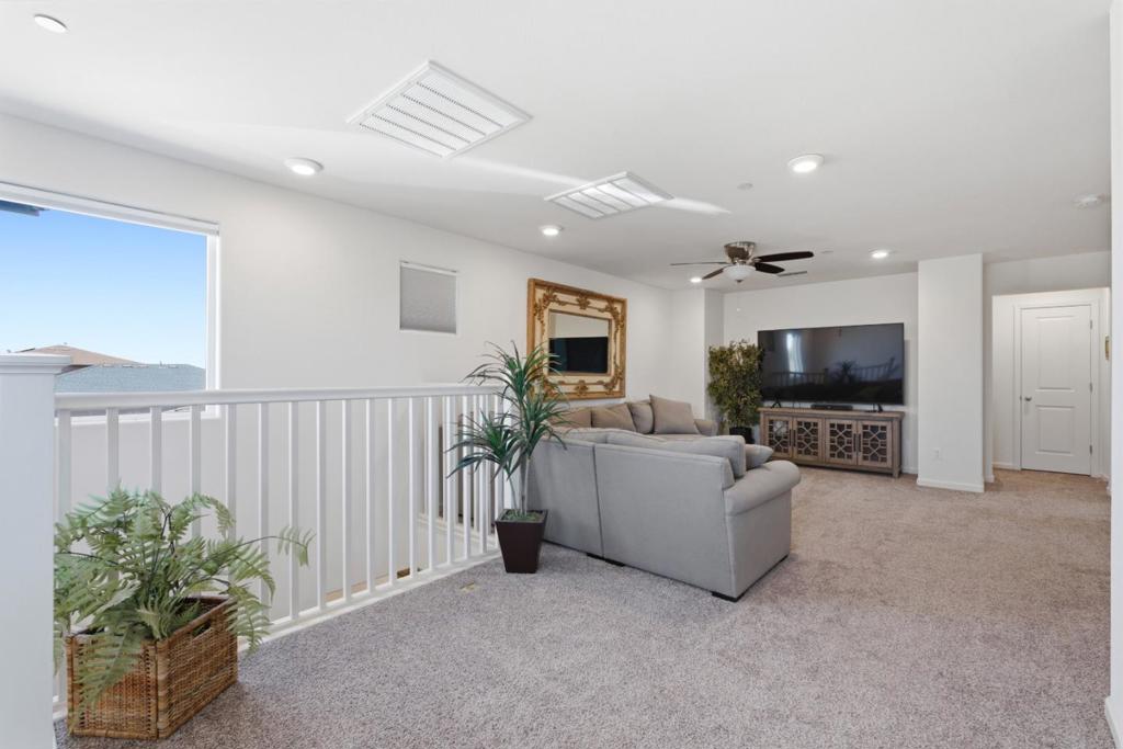 1381 Riverbank Dr, Madera, CA 93637
