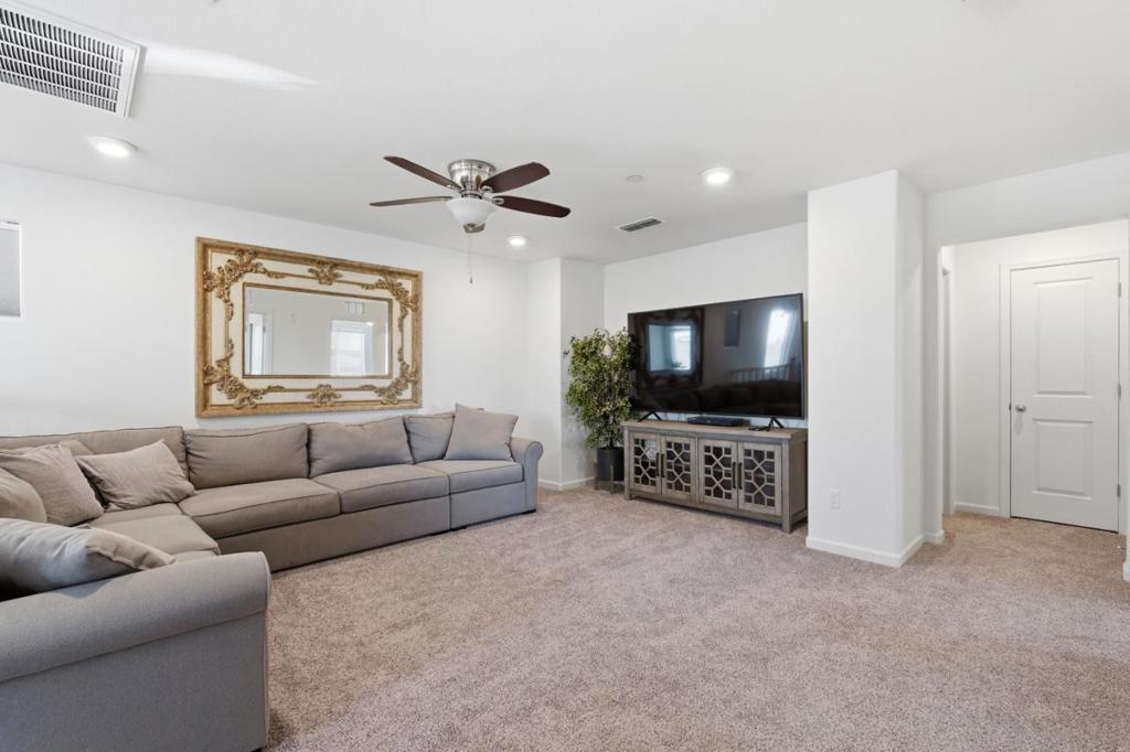 1381 Riverbank Dr, Madera, CA 93637