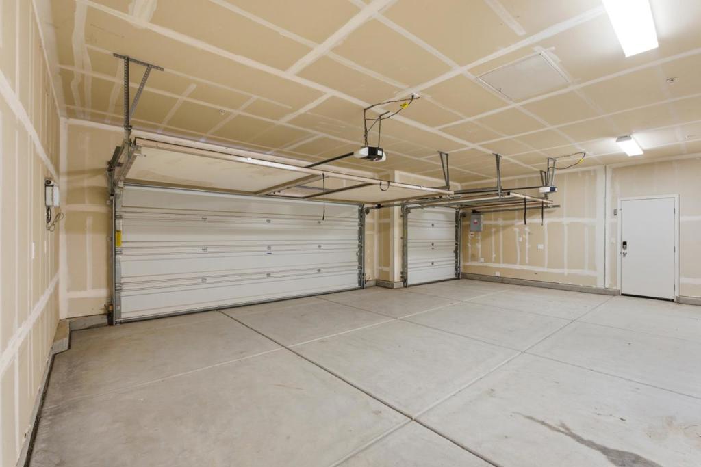 1381 Riverbank Dr, Madera, CA 93637