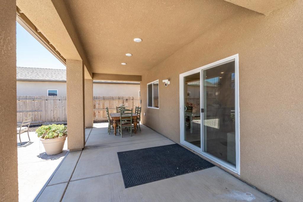 1381 Riverbank Dr, Madera, CA 93637