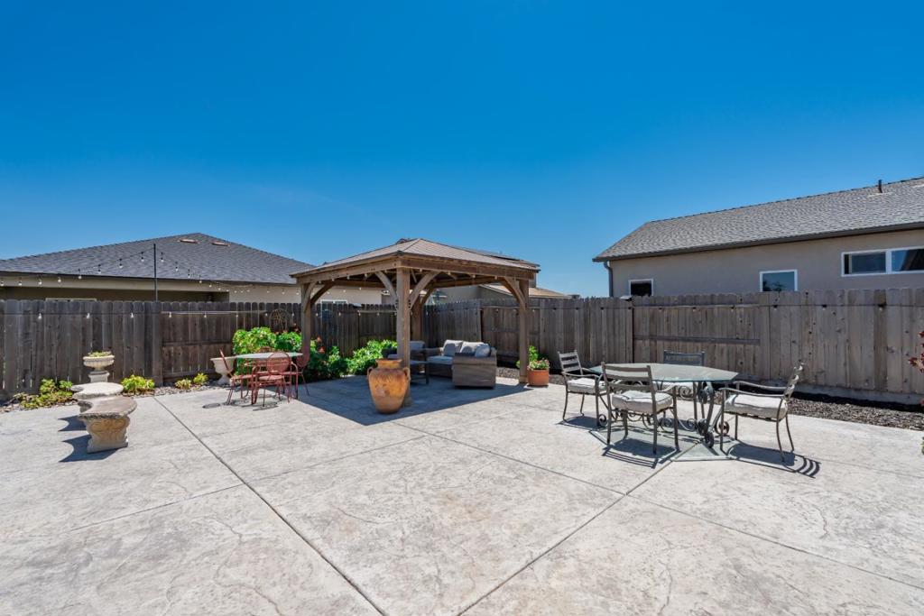 1381 Riverbank Dr, Madera, CA 93637