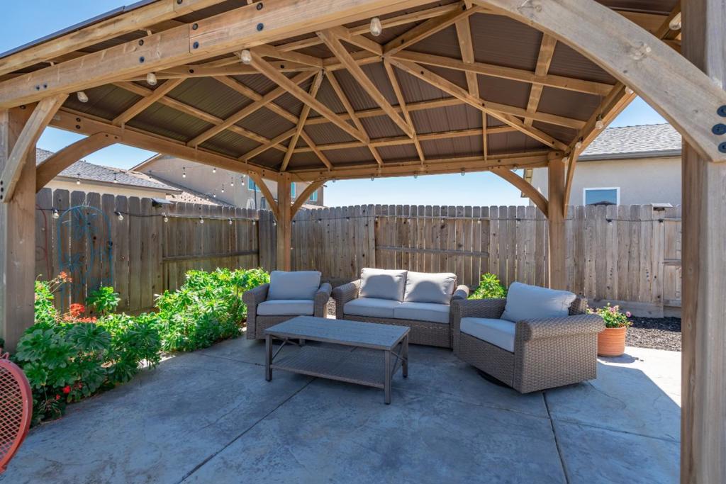 1381 Riverbank Dr, Madera, CA 93637