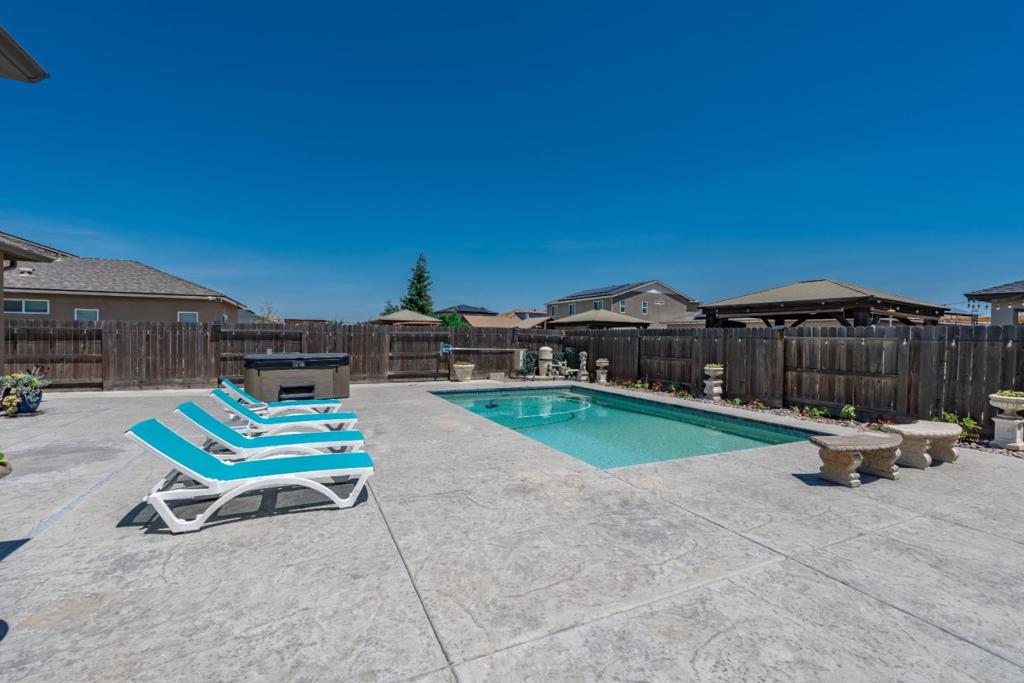 1381 Riverbank Dr, Madera, CA 93637