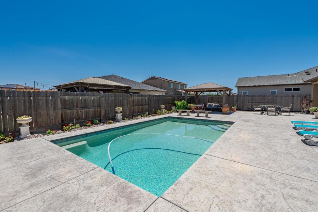 1381 Riverbank Dr, Madera, CA 93637