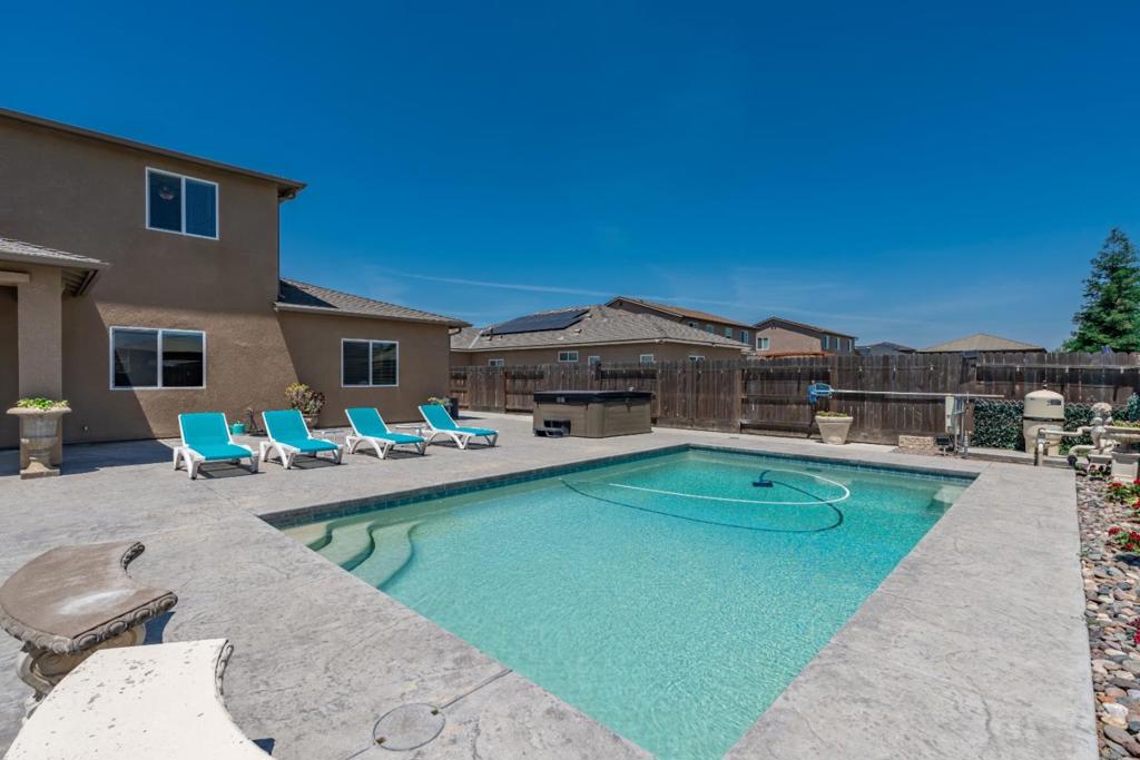 1381 Riverbank Dr, Madera, CA 93637