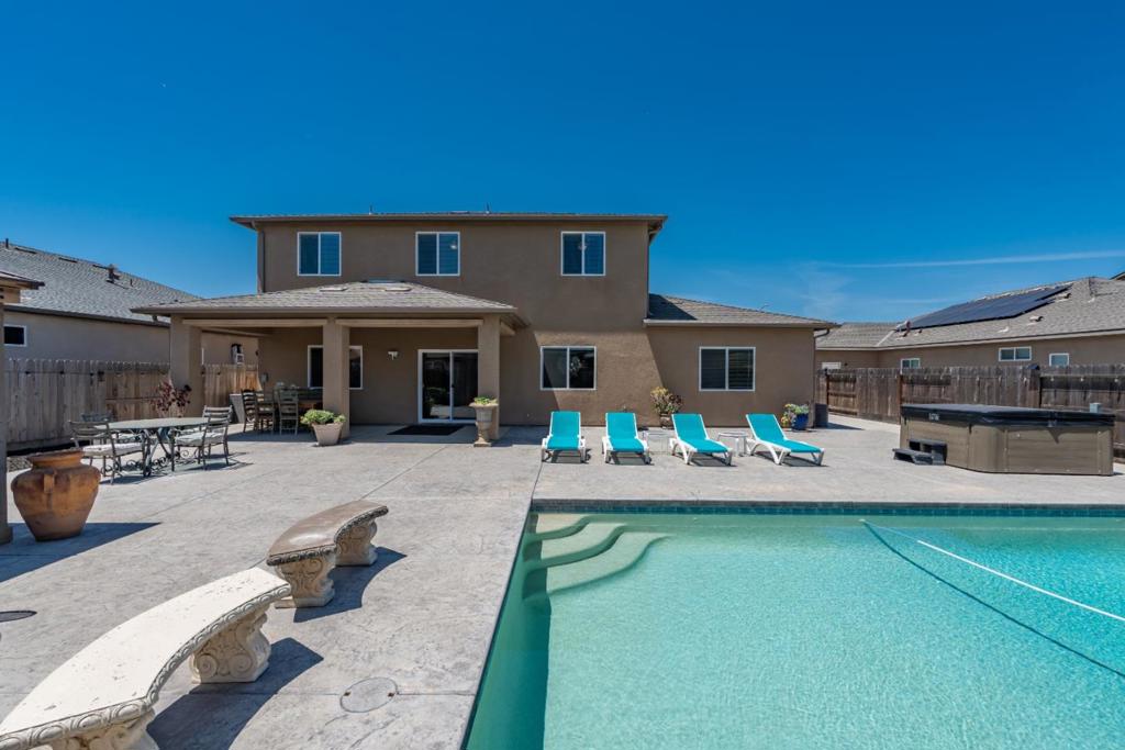 1381 Riverbank Dr, Madera, CA 93637