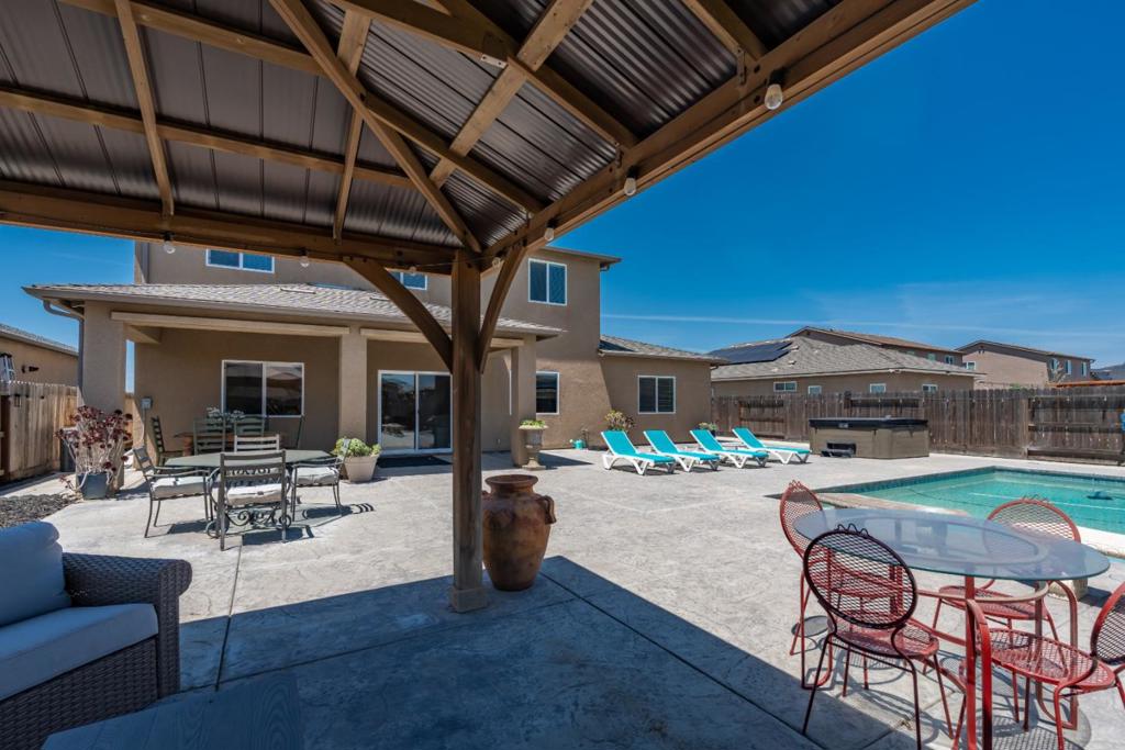 1381 Riverbank Dr, Madera, CA 93637