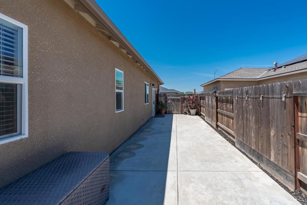 1381 Riverbank Dr, Madera, CA 93637