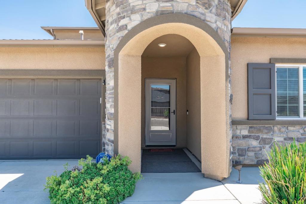 1381 Riverbank Dr, Madera, CA 93637