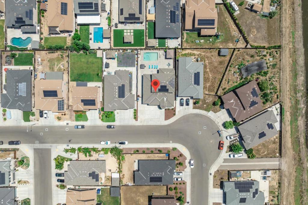 1381 Riverbank Dr, Madera, CA 93637