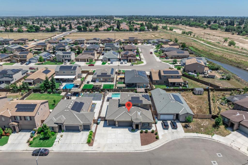 1381 Riverbank Dr, Madera, CA 93637