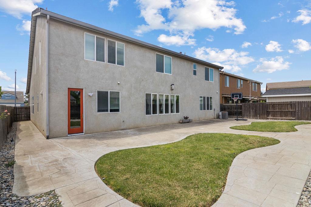 725 Oxalis Dr, Newman, CA 95360
