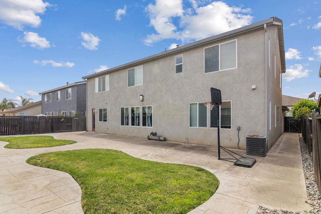 725 Oxalis Dr, Newman, CA 95360