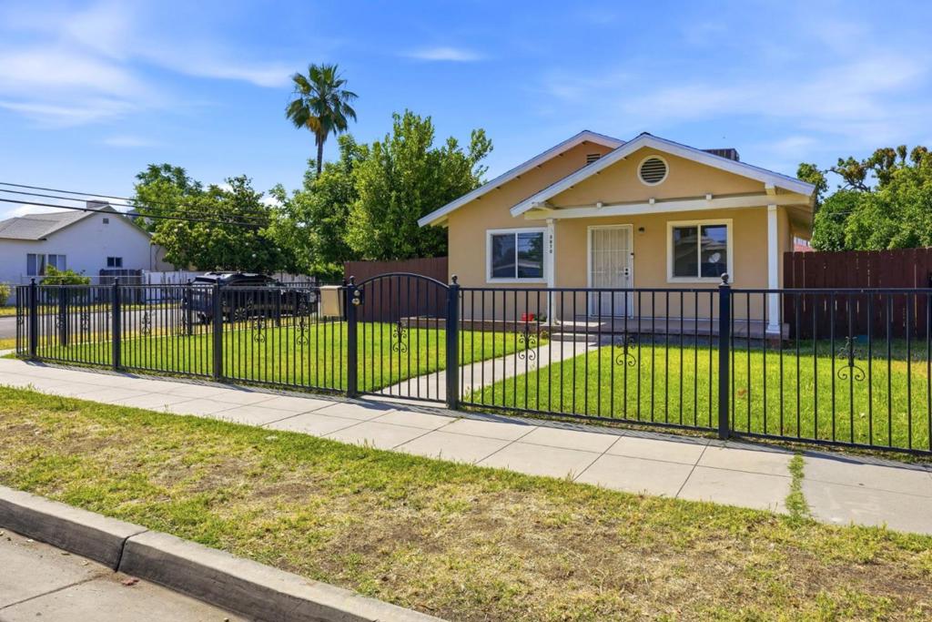 3870 E Nevada Ave, Fresno, CA 93702