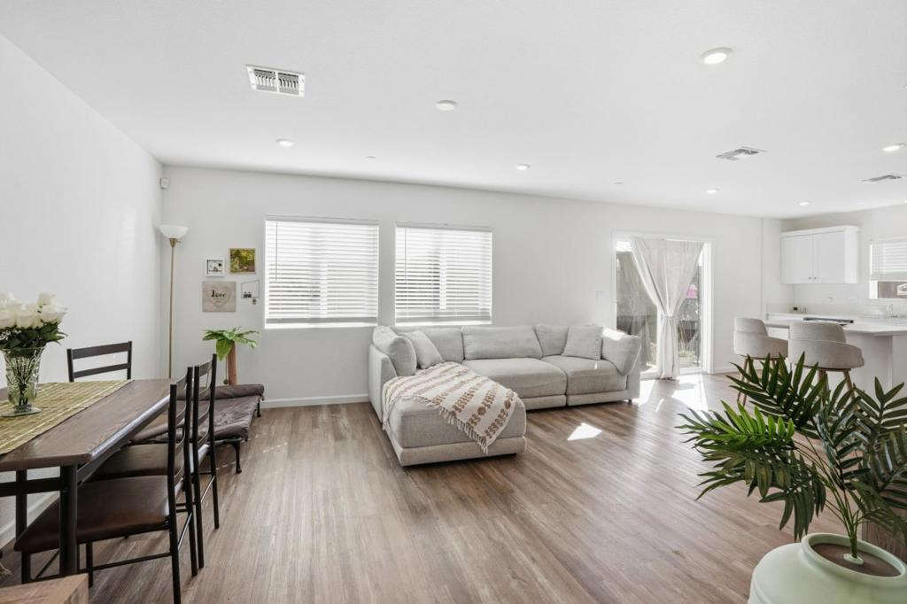 1809 Del Mar Dr, Los Banos, CA 93635