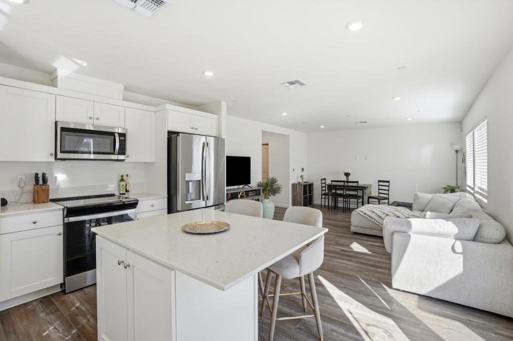 1809 Del Mar Dr, Los Banos, CA 93635