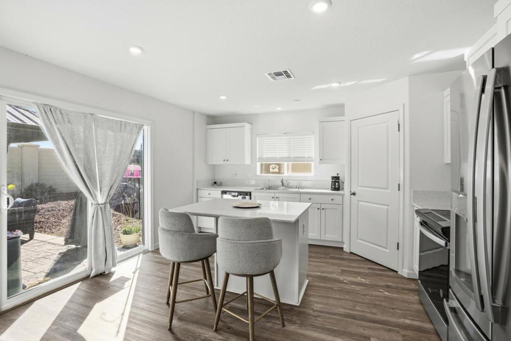 1809 Del Mar Dr, Los Banos, CA 93635