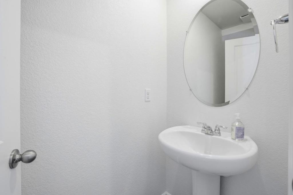 1809 Del Mar Dr, Los Banos, CA 93635