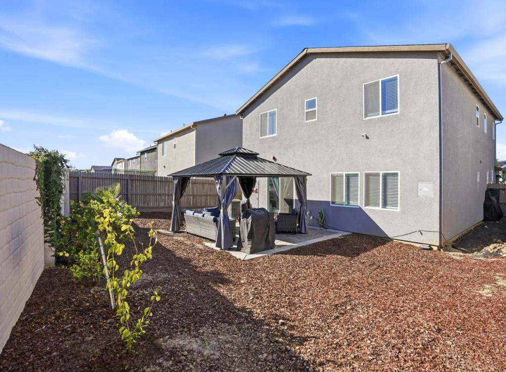 1809 Del Mar Dr, Los Banos, CA 93635