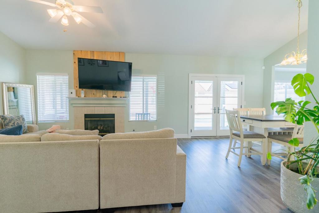 656 Grape Ct, Los Banos, CA 93635