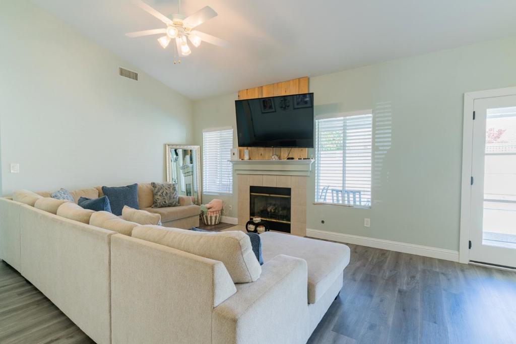 656 Grape Ct, Los Banos, CA 93635