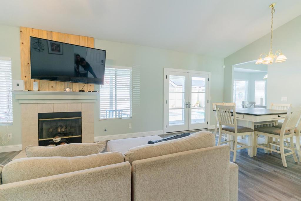 656 Grape Ct, Los Banos, CA 93635