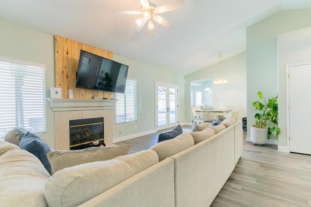 656 Grape Ct, Los Banos, CA 93635