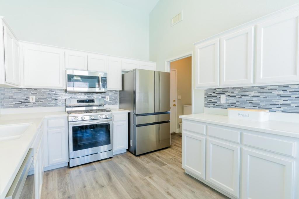 656 Grape Ct, Los Banos, CA 93635