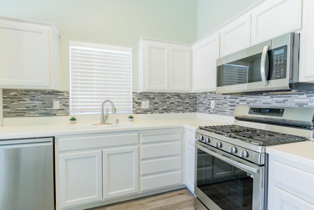 656 Grape Ct, Los Banos, CA 93635