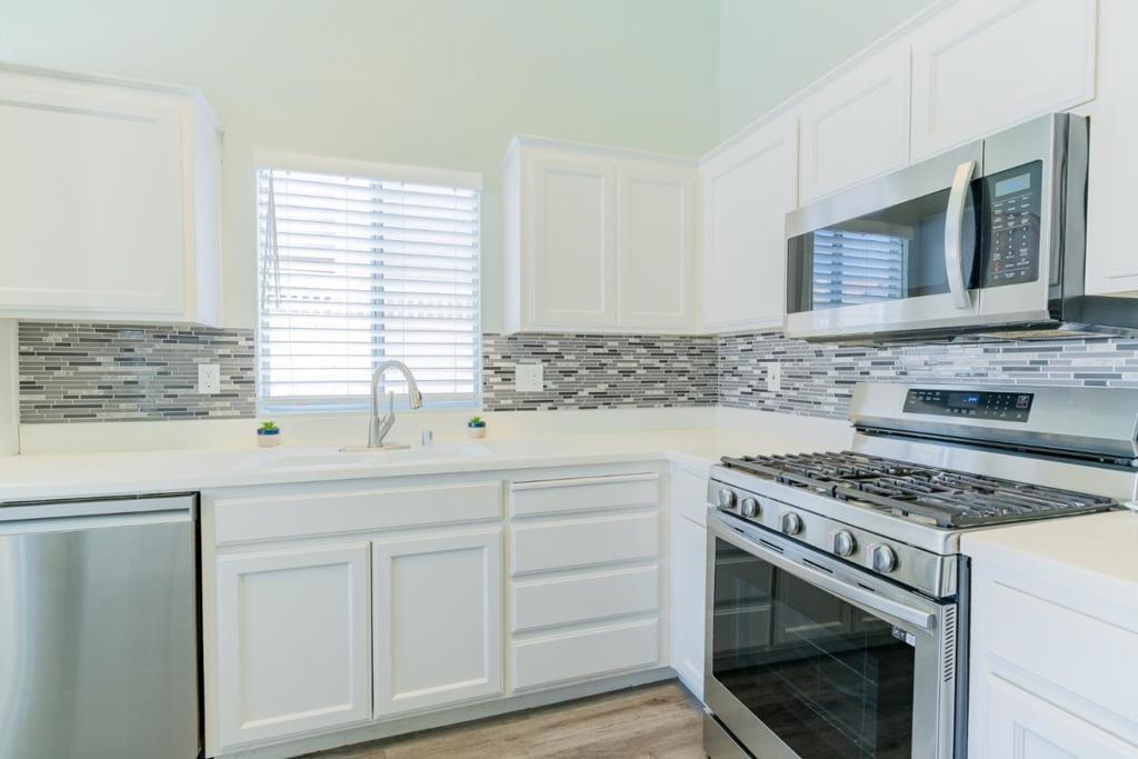 656 Grape Ct, Los Banos, CA 93635