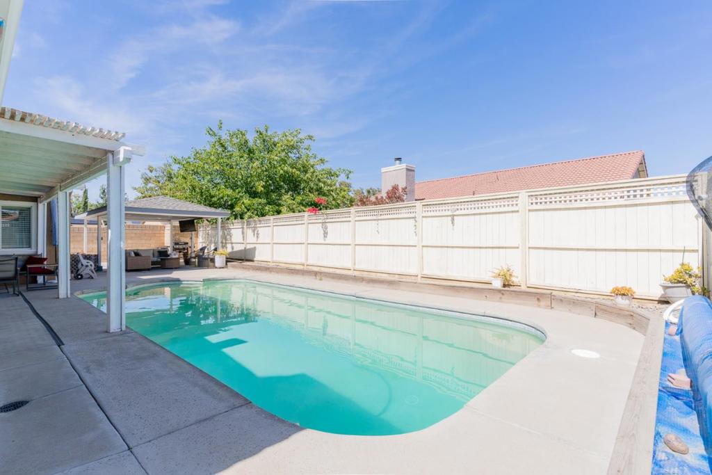 656 Grape Ct, Los Banos, CA 93635
