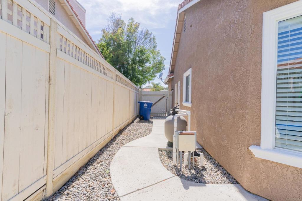 656 Grape Ct, Los Banos, CA 93635