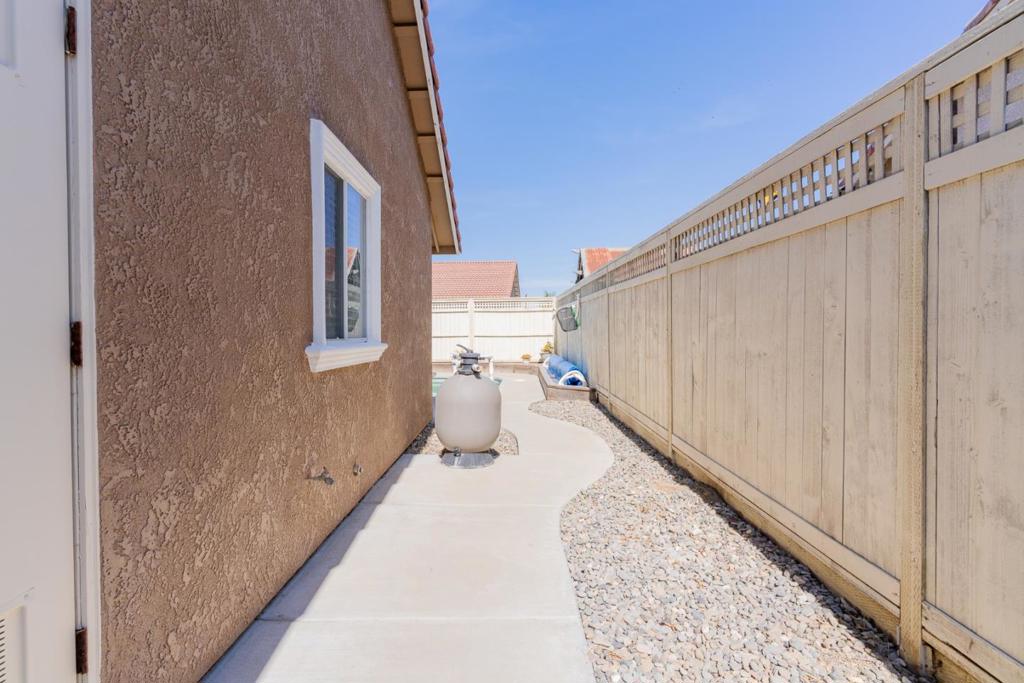 656 Grape Ct, Los Banos, CA 93635