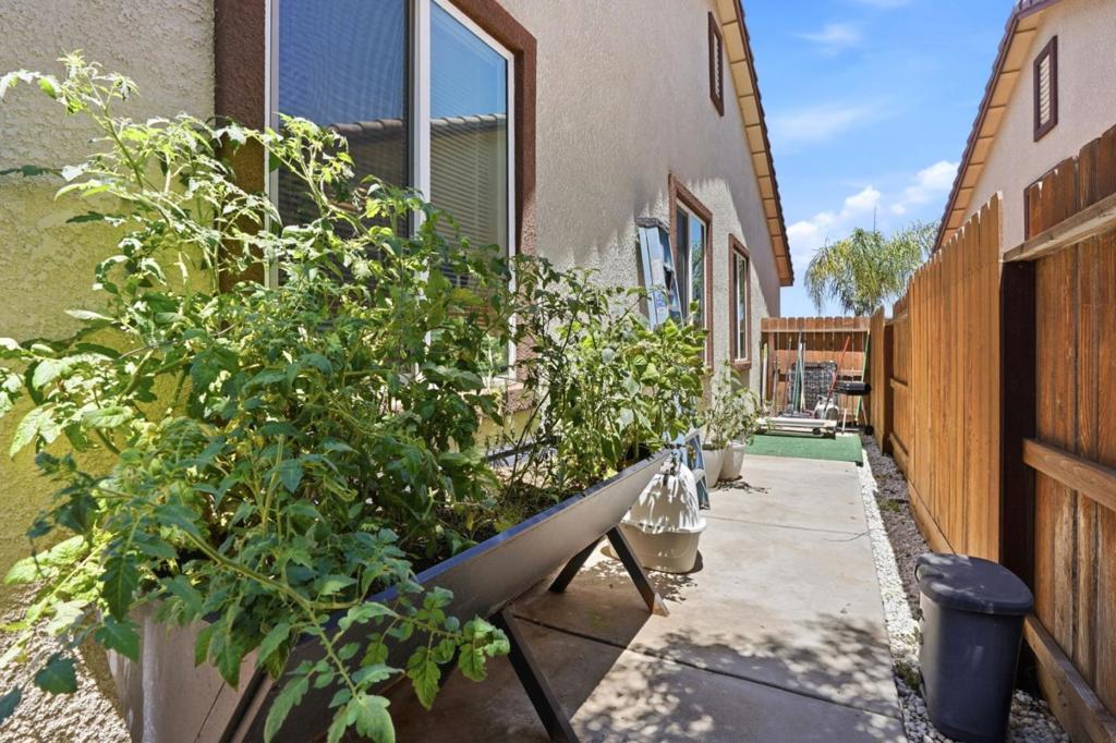 1437 Willmott Rd, Los Banos, CA 93635