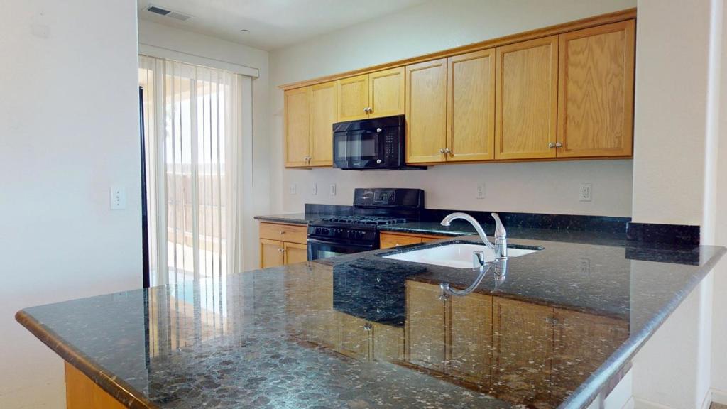 7392 Robinson, Fresno, CA 93737