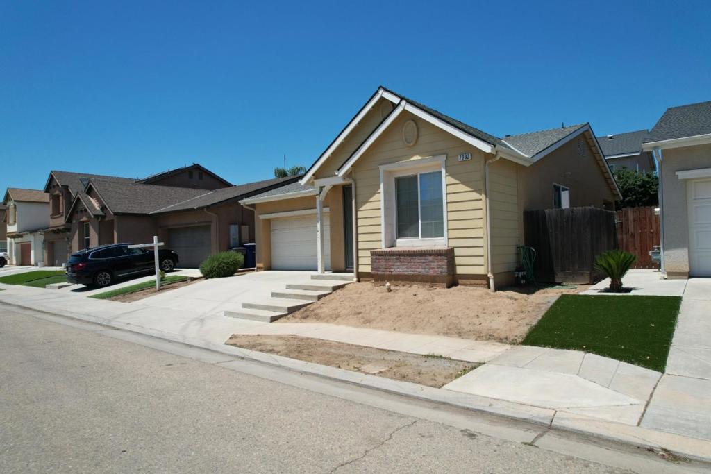 7392 Robinson, Fresno, CA 93737