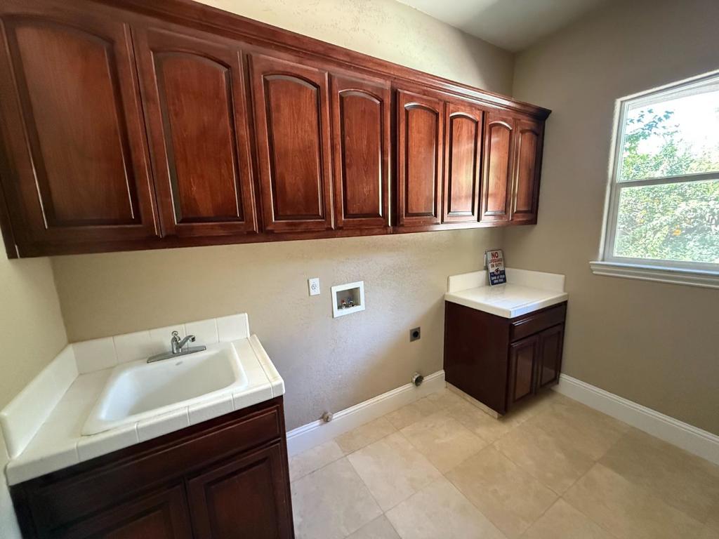 1411 Burman Dr, Turlock, CA 95382