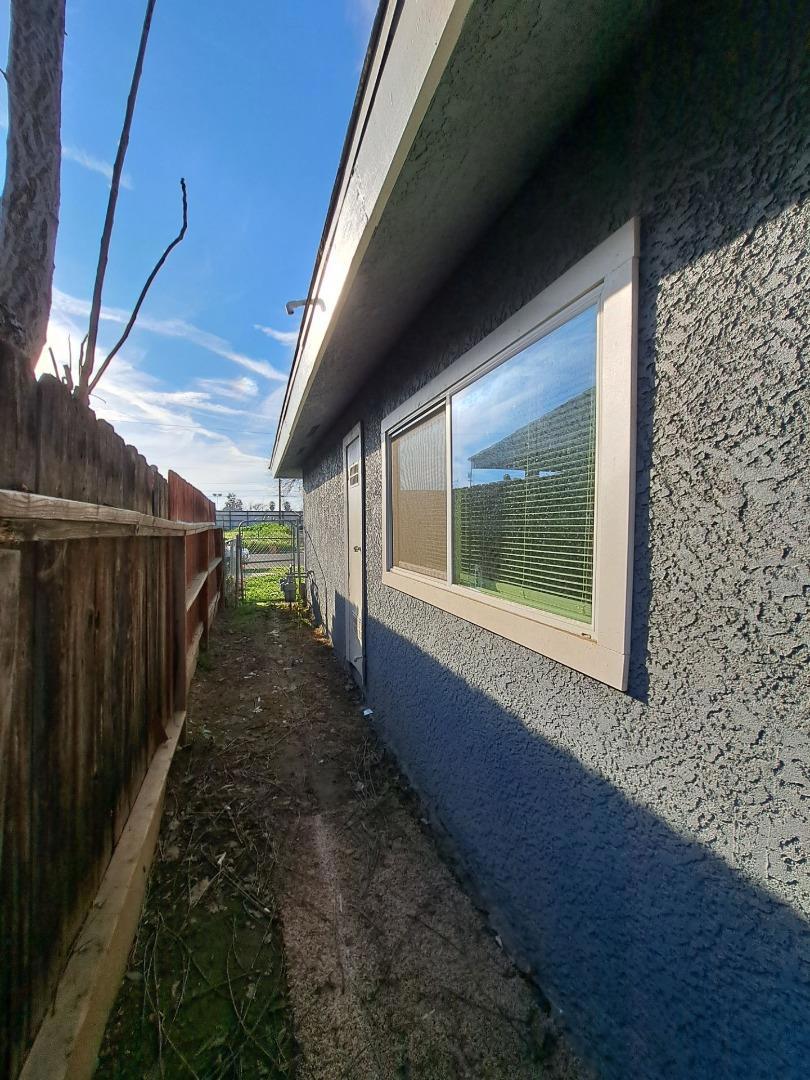 2221 S Poppy Ave, Fresno, CA 93706