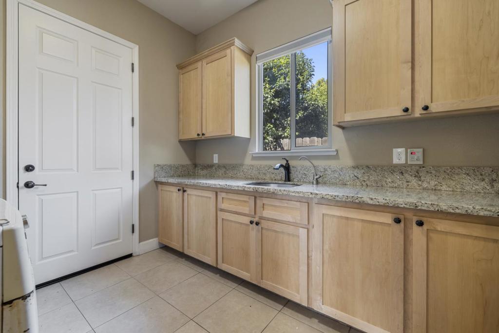1027 Winter Ln, Patterson, CA 95363