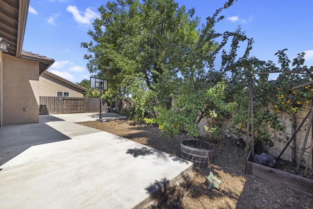 1027 Winter Ln, Patterson, CA 95363