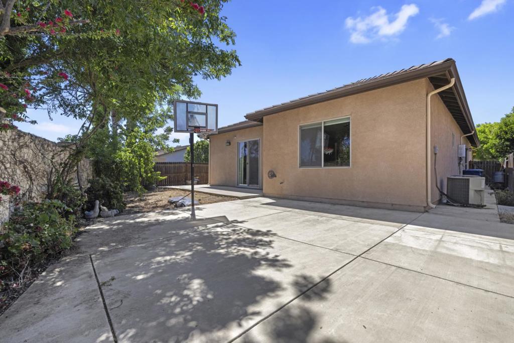 1027 Winter Ln, Patterson, CA 95363