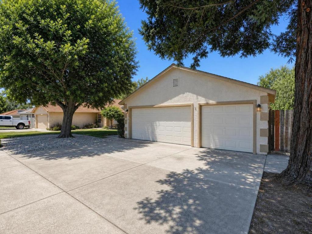 1574 Sun River St, Oakdale, CA 95361