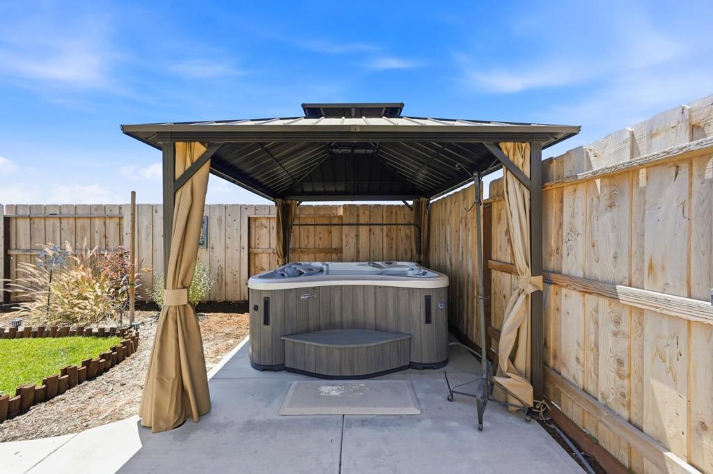 2249 Enchantment Dr, Manteca, CA 95337