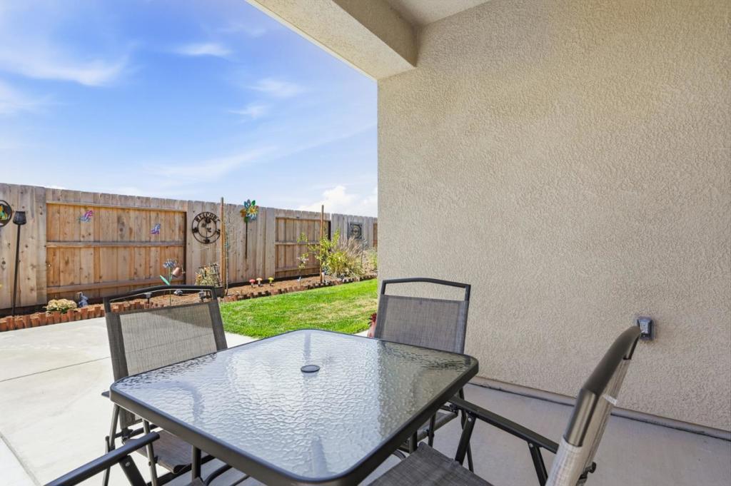2249 Enchantment Dr, Manteca, CA 95337